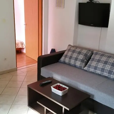 Family Friendly With A Swimming Pool - 7610 * Pola