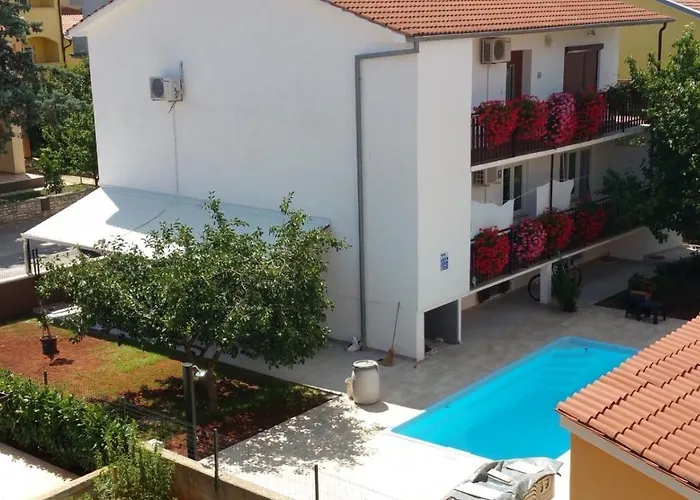 Apartmán Family Friendly With A Swimming Pool - 7610 Pula