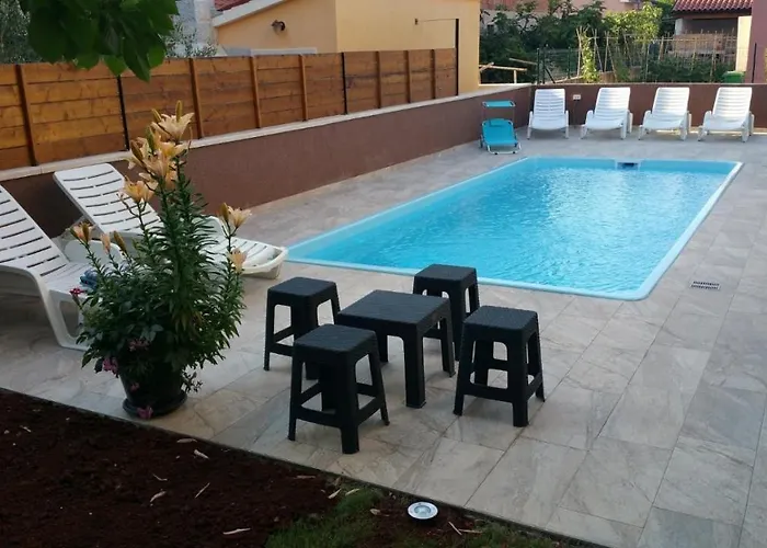 Appartement Family Friendly With A Swimming Pool - 7610 Pula