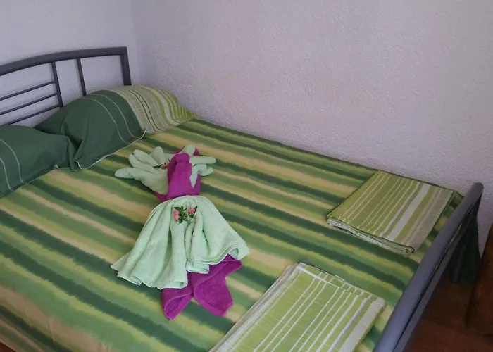 Apartmán Family Friendly With A Swimming Pool - 7610 Pula