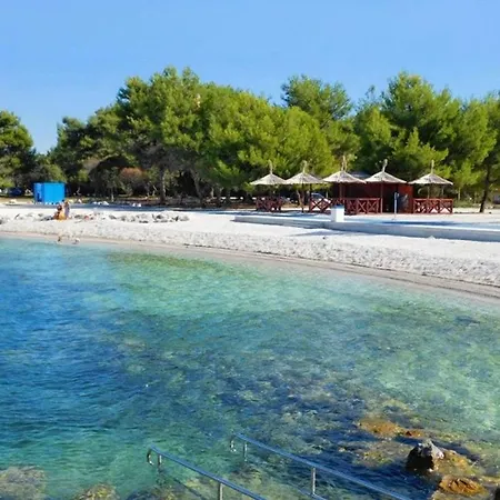 Family Friendly With A Swimming Pool - 7610 Pula