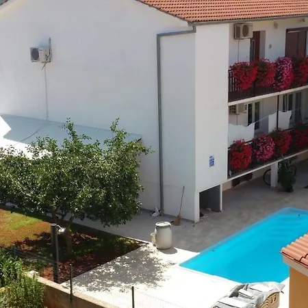 Appartement Family Friendly With A Swimming Pool - 7610 Pula