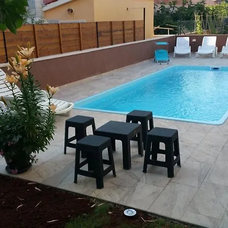 Appartement Family Friendly With A Swimming Pool - 7610 Pula