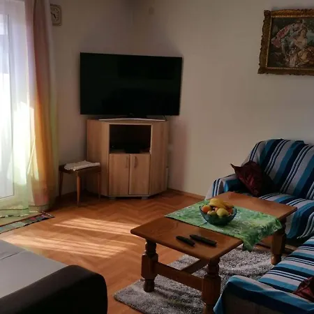 Family Friendly With A Swimming Pool - 7610 Pula