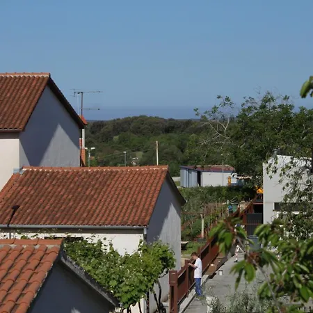 Family Friendly With A Swimming Pool - 7610