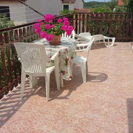 Family Friendly With A Swimming Pool - 7610 Lejlighed Pula