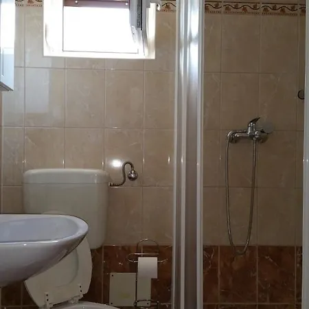 Family Friendly With A Swimming Pool - 7610