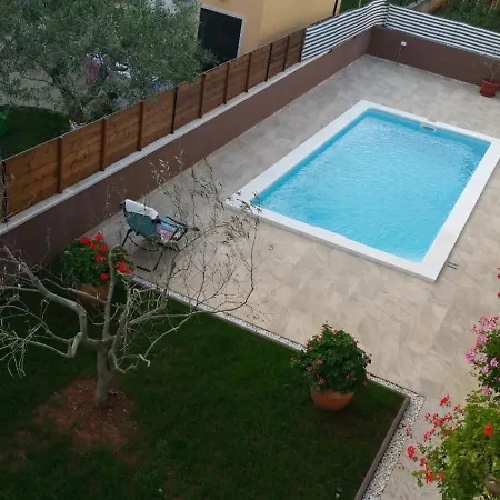 Apartament Family Friendly With A Swimming Pool - 7610 Pula