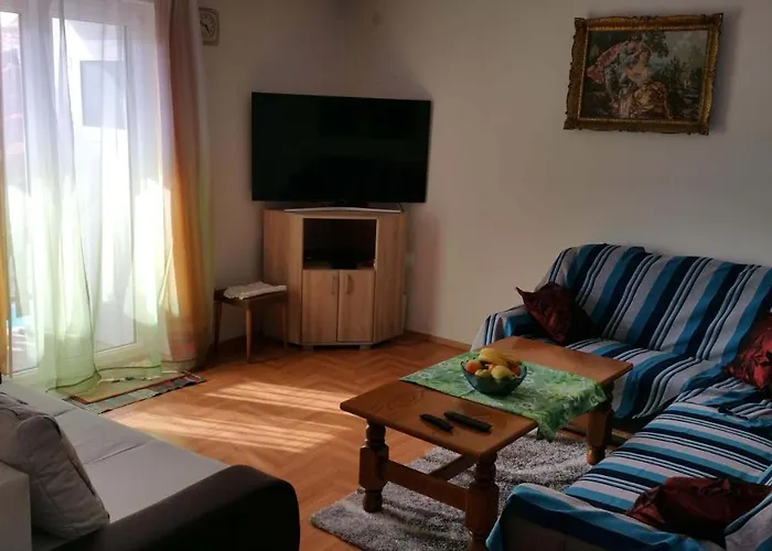 Family Friendly With A Swimming Pool - 7610 Pula