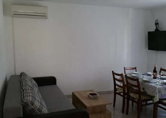 Apartment Family Friendly With A Swimming Pool - 7610