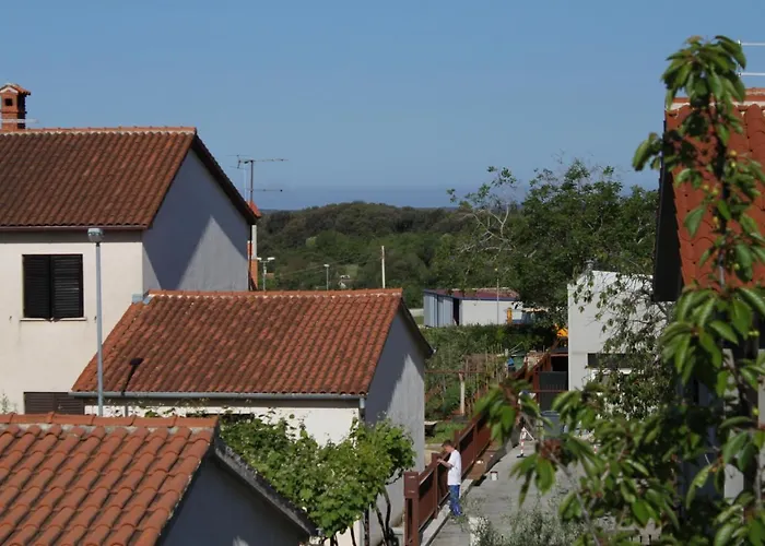 Family Friendly With A Swimming Pool - 7610