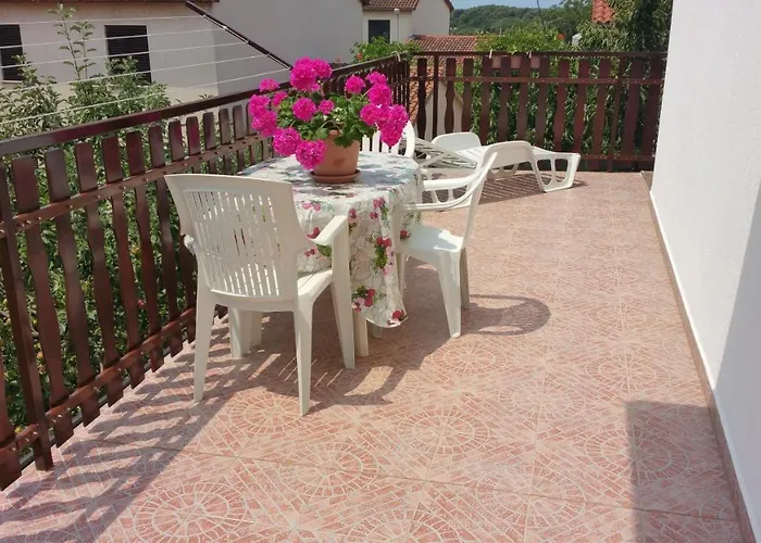 Family Friendly With A Swimming Pool - 7610 Apartment Pula