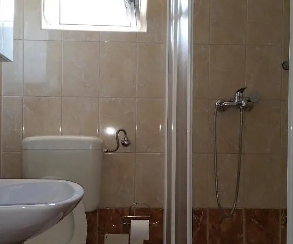 Family Friendly With A Swimming Pool - 7610