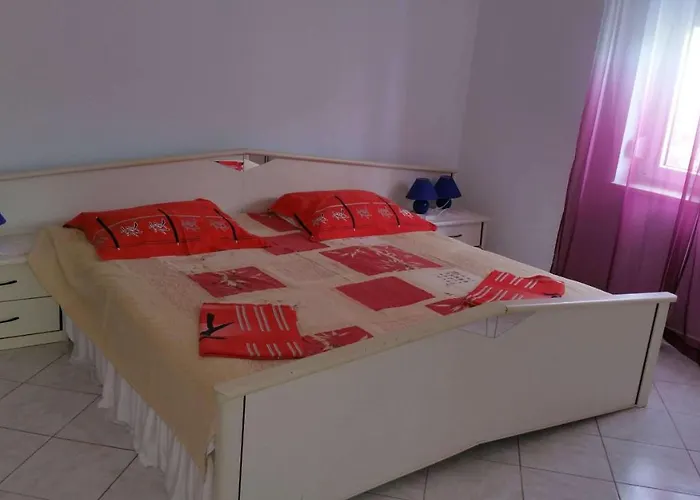 Apartment Family Friendly With A Swimming Pool - 7610