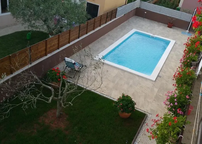 Apartment Family Friendly With A Swimming Pool - 7610 Pula